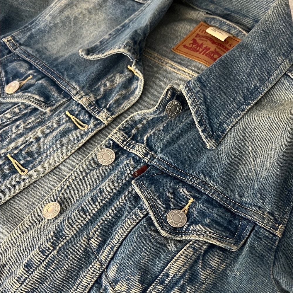 Levi’s Jean Jacket - Picture 3 of 9